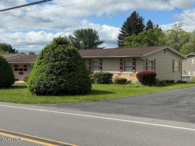 single story home featuring a front yard