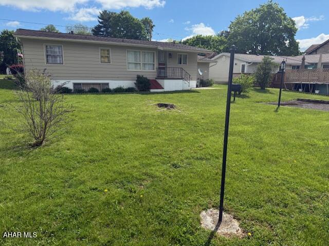 view of front of house with a front lawn
