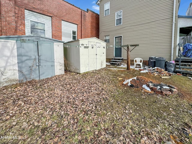 view of yard featuring a storage shed