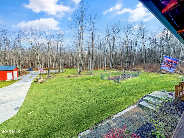 view of yard with an outbuilding