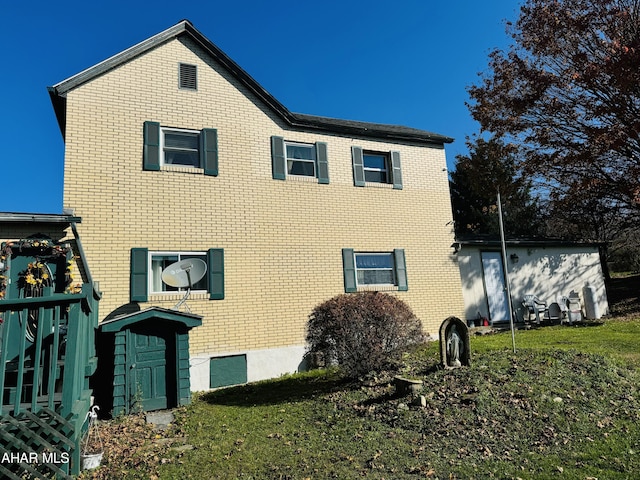 view of front of house with a front yard