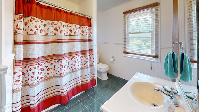 2513 Quail Ave, Altoona, PA 16602 - full bath featuring wainscoting, tile patterned flooring, crown molding, vanity, and a shower with curtain