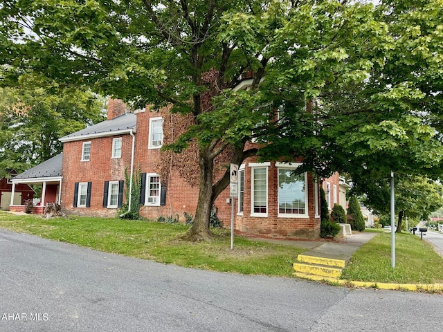 view of front of house featuring a front lawn