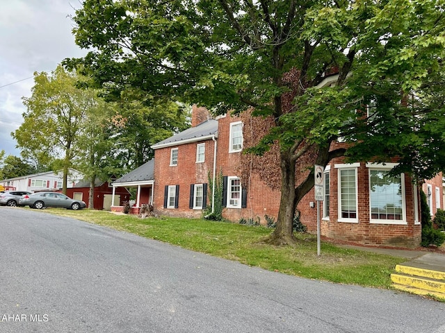 view of front of property featuring a front lawn