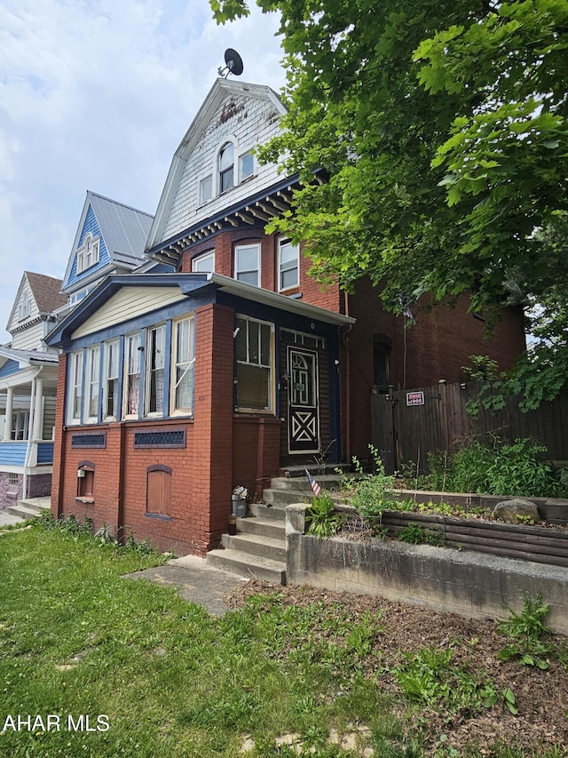 625 N 5th Ave, Altoona, PA 16601 - view of front of home featuring brick siding and a gambrel roof