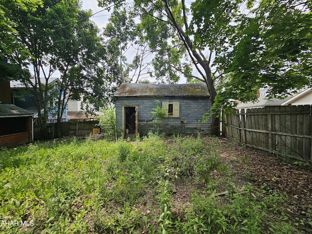 625 N 5th Ave, Altoona, PA 16601 - view of yard with an outdoor structure