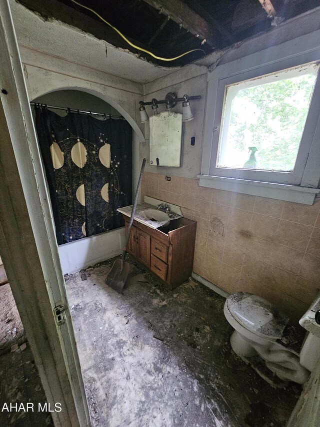 625 N 5th Ave, Altoona, PA 16601 - bathroom with vanity, toilet, shower / bath combination with curtain, and tile walls