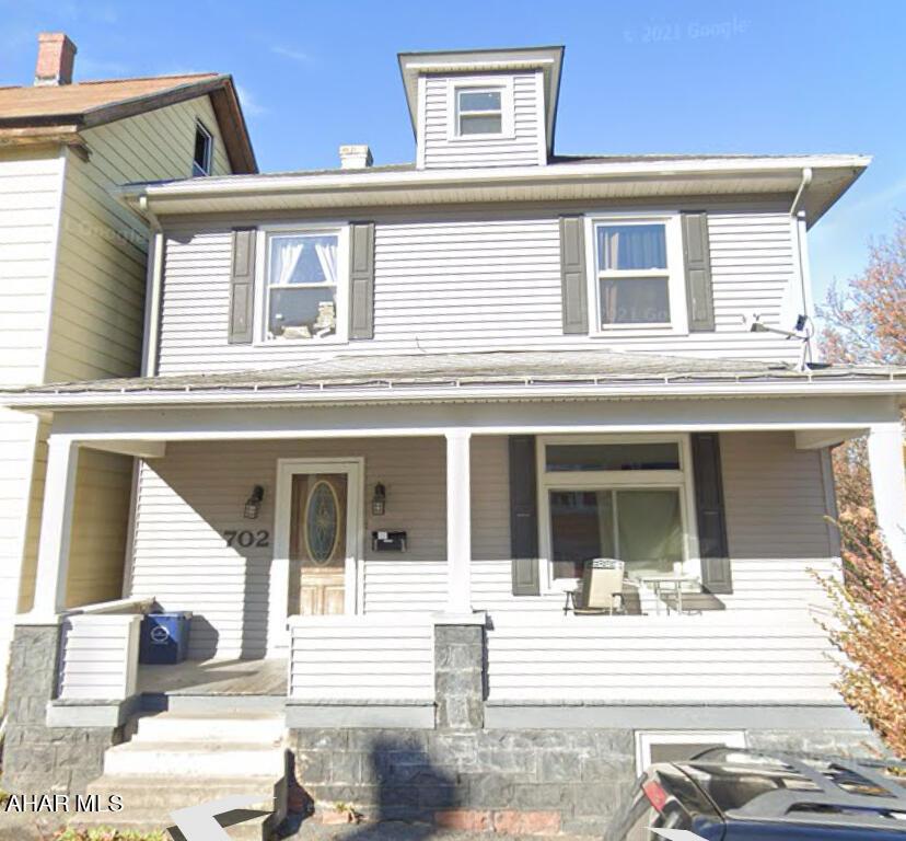 view of front of property featuring covered porch