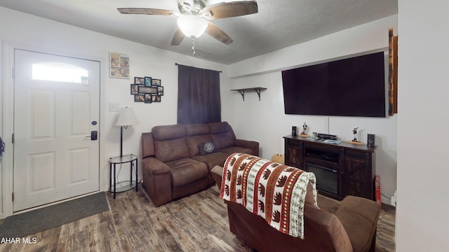 1407 N 5th Ave, Altoona, PA 16601 - living area featuring wood finished floors and ceiling fan