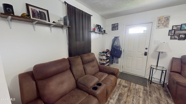 1407 N 5th Ave, Altoona, PA 16601 - living room featuring wood finished floors and a textured ceiling