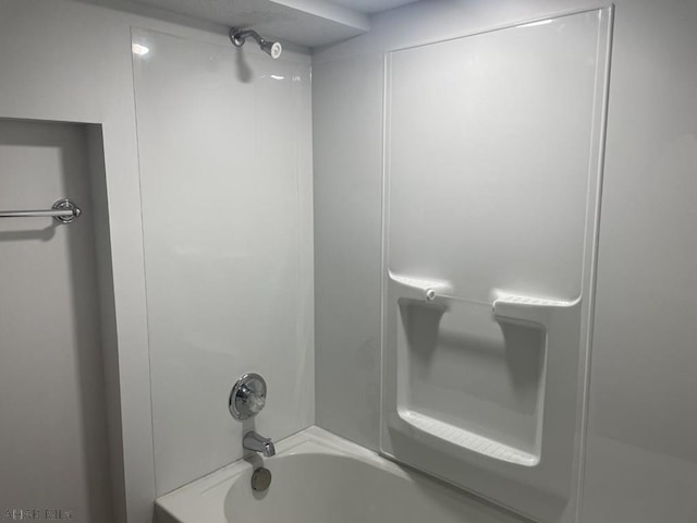 bathroom with tub / shower combination