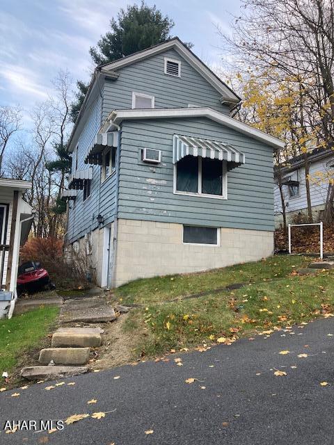 view of front of home featuring a front lawn