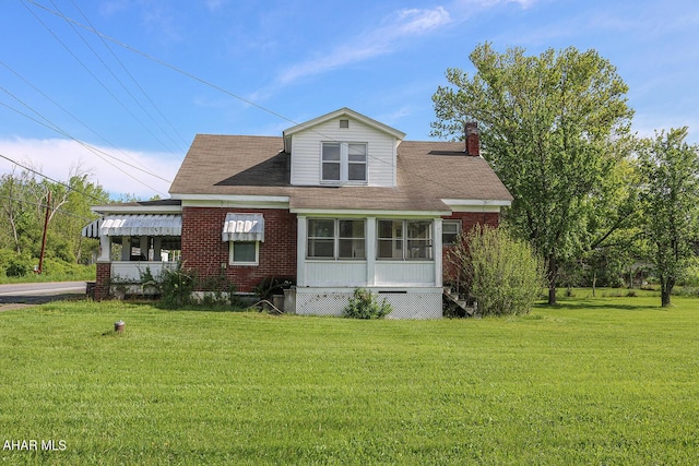 view of front of home with a front lawn