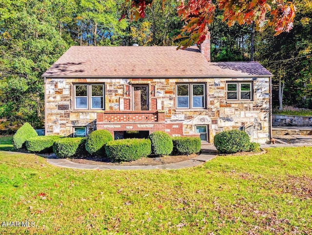 view of front of home featuring a front lawn