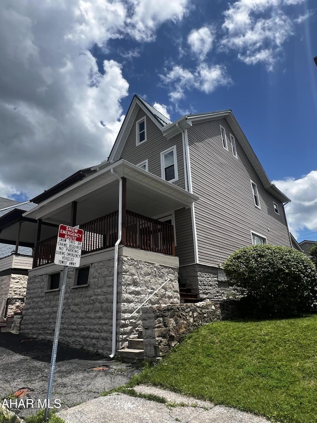 1327 2nd Ave, Altoona, PA 16602 - view of property exterior with a lawn