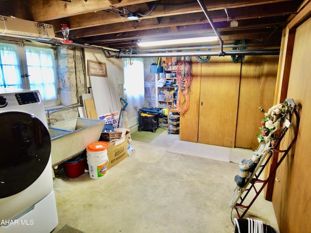 basement featuring washer / dryer