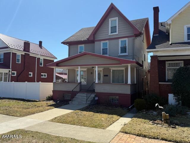 view of front of home featuring fence and covered porch