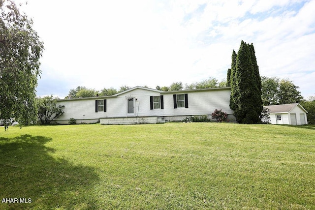 4062 Deerfield Cir, Tyrone, PA 16686 - view of front of home featuring a front yard and a garage