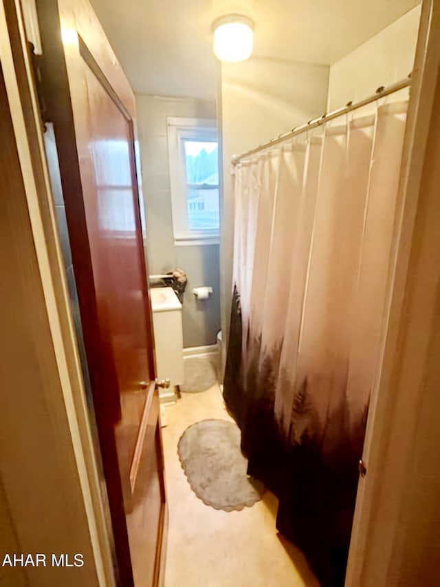 full bath with vanity, a shower with shower curtain, and toilet