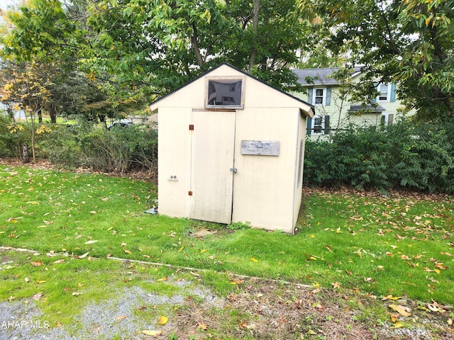 view of outdoor structure featuring a yard