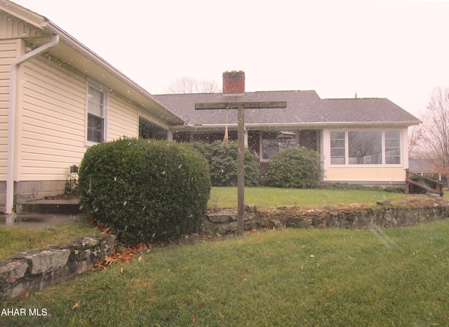 view of side of property featuring a lawn