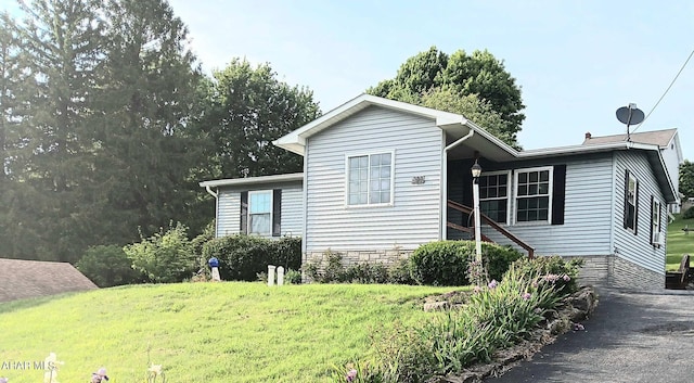 view of front of house with a front lawn