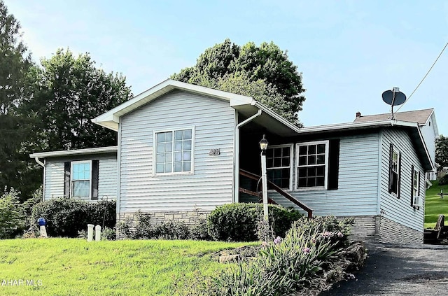 view of front of home with a front lawn