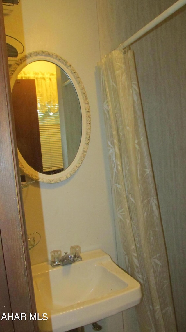 703 Ruskin Dr, Altoona, PA 16602 - bathroom with a sink