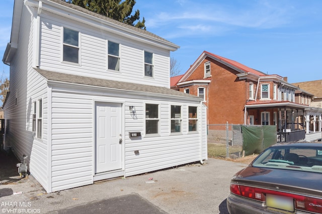 320 2nd Ave, Altoona, PA 16602 - view of front facade with fence and a shingled roof