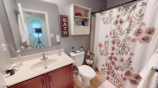 bathroom with toilet, a shower with curtain, visible vents, and vanity