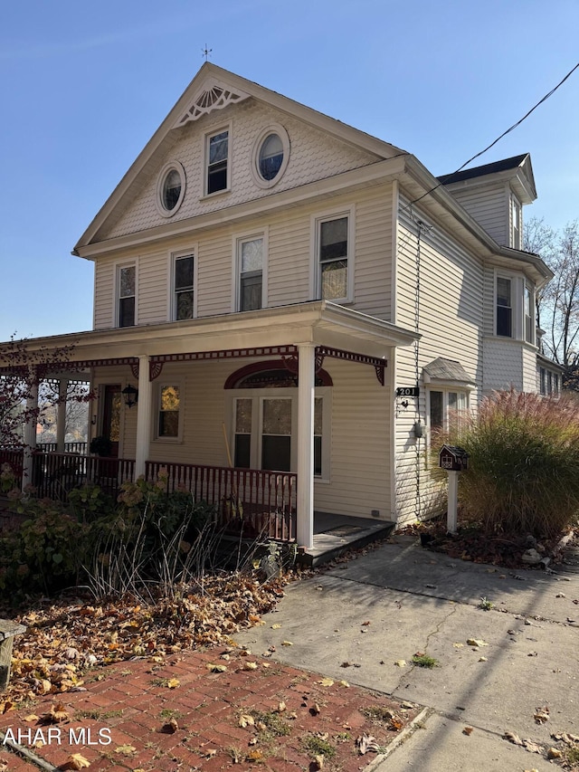 view of front of property featuring a porch