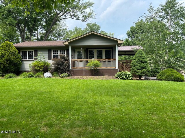 897 Burns Ave, Altoona, PA 16601 - spare room featuring wood finished floors, a ceiling fan, and baseboards