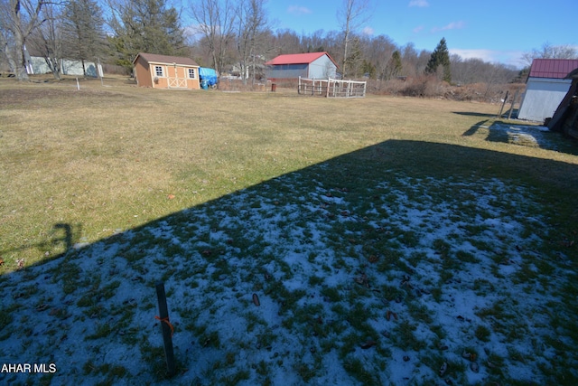 view of yard with a storage unit and an outdoor structure