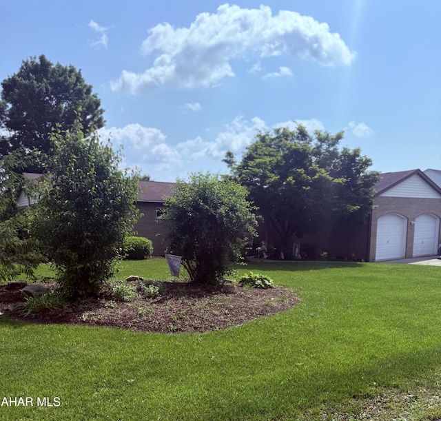 524 Elm Ln, Duncansville, PA 16635 - view of grassy yard featuring a garage