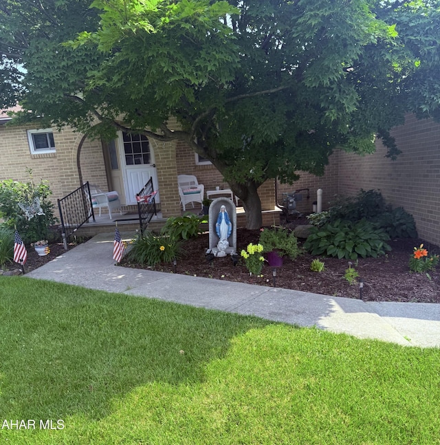 524 Elm Ln, Duncansville, PA 16635 - view of front of property featuring brick siding and a front yard