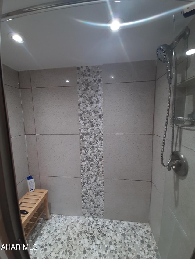 bathroom featuring tiled shower