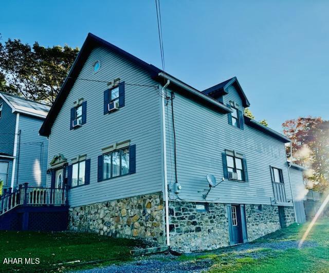 back of house featuring a lawn