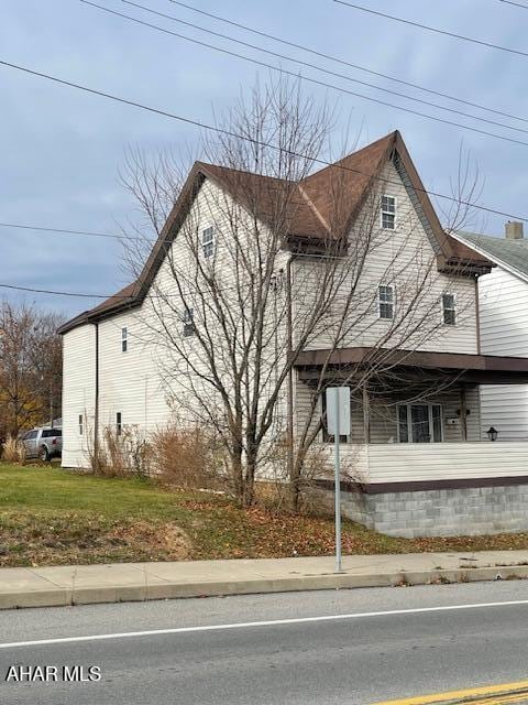 view of side of home featuring a yard