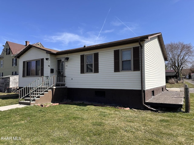 view of front facade with a front lawn