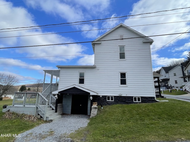 view of side of property featuring a lawn