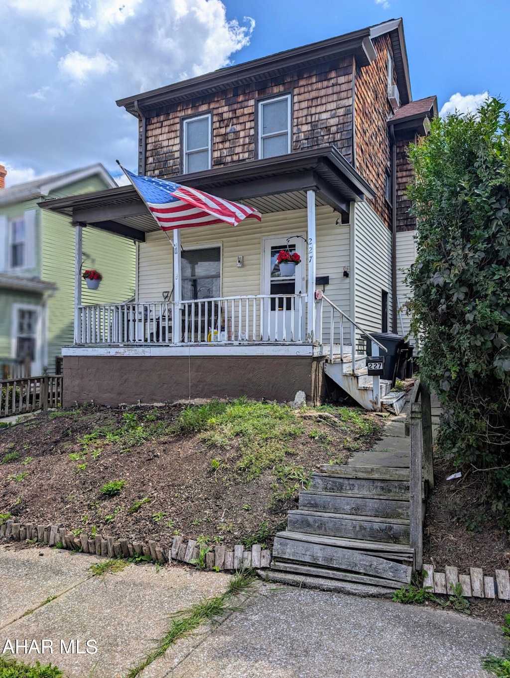 view of front of property featuring a porch