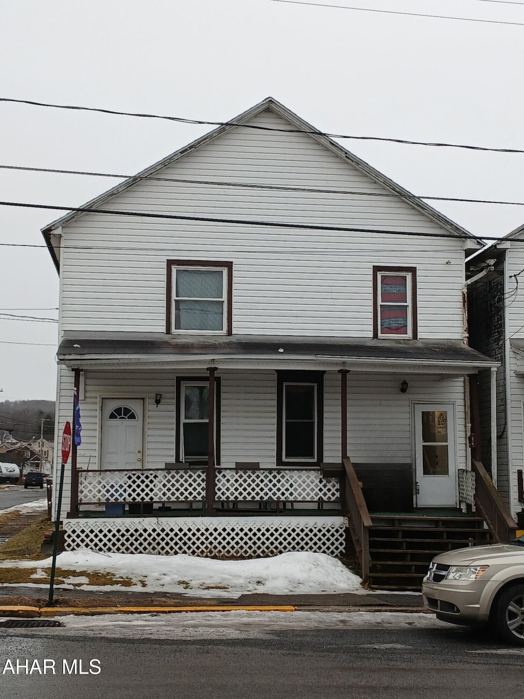 view of front of home featuring a porch