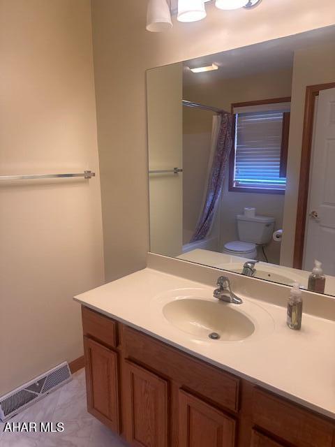 116 Estate Dr, Duncansville, PA 16635 - full bathroom featuring vanity and curtained shower