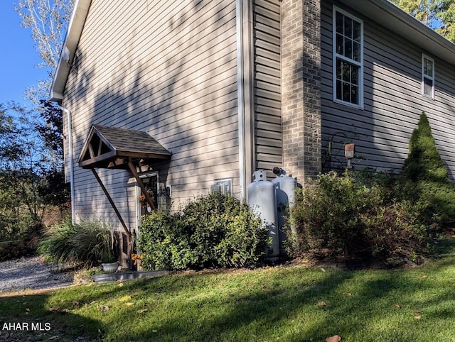 view of side of property featuring a lawn