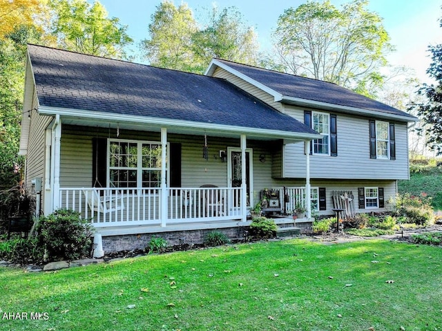 view of front facade featuring a porch and a front lawn