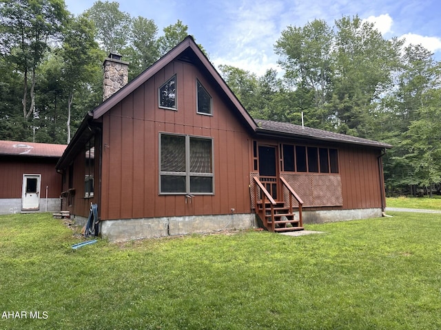 view of front of property with a front lawn