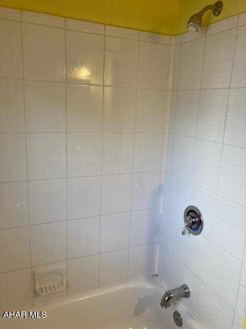 bathroom with tiled shower / bath combo