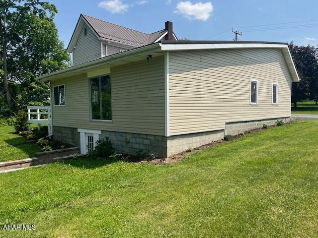 208 W 5th Ave, Everett, PA 15537 - view of side of home featuring a yard