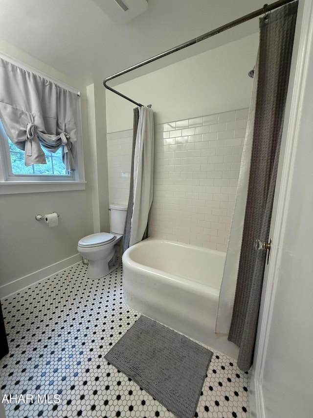 5 Log Cabin Ct, Altoona, PA 16602 - bathroom featuring shower / tub combo, toilet, and baseboards