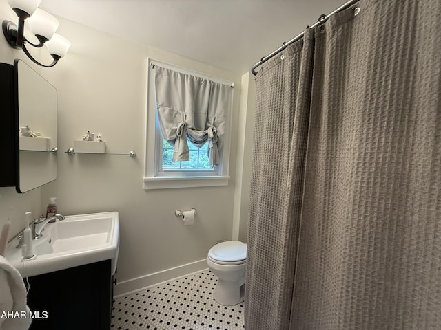 5 Log Cabin Ct, Altoona, PA 16602 - bathroom with toilet, baseboards, vanity, and curtained shower